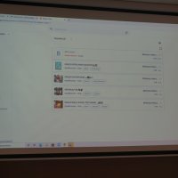 Zdjęcie ekranu projektora pokazujące panel na zapleczu serwisu do tworzenia blogów.