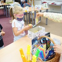 Dzieci podchodzą pojedynczo i losują upominki po zajęciach.