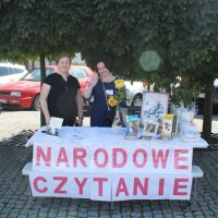 Panie, Renata Grabowska z biblioteki i Halina Pietrzak z Zespołu Szkół w Barcinie stojące przy stanowisku Narodowego Czytania.