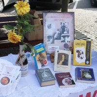 Wystawka książek Gabrieli Zapolskiej ustawiona na stanowisku bibliotecznym.