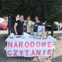 Pani Halina z Zespołu Szkół, dyrektor biblioteki Grażyna Szafraniak i pracownica wypożyczalni dla dorosłych pani Renata Grabowska stoją przy stanowisku bibliotecznym.