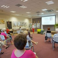 Zdjęcie sali pokazujące uczestników i Panią Małgorzatę, która opowiada swoją gawędę.