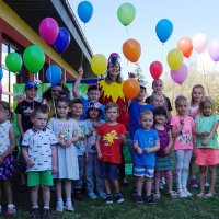 Wspólne zdjęcie dzieci i aktorek, dzieci trzymają balony napełnione helem.