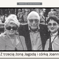 Zrzut ekranu ze spotkania online, widoczna jest miniatura z kamery dyrektor biblioteki Pani Grażyny Szafraniak, oraz czarnobiałe zdjęcie Jerzego Hoffmana z żoną Jagodą i córką Joanną.