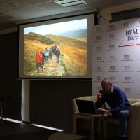 Inne ujęcie gdy pan Leszek opowiada o swoich podróżach.