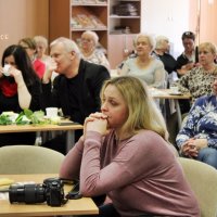 Zjedzie uczestników spotkania na pierwszym planie widać zamyśloną uczestniczkę opartą rękoma na stoliku.