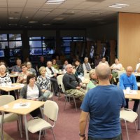 Zdjęcie zza pleców pana Roberta, pokazujące zebraną publiczność.