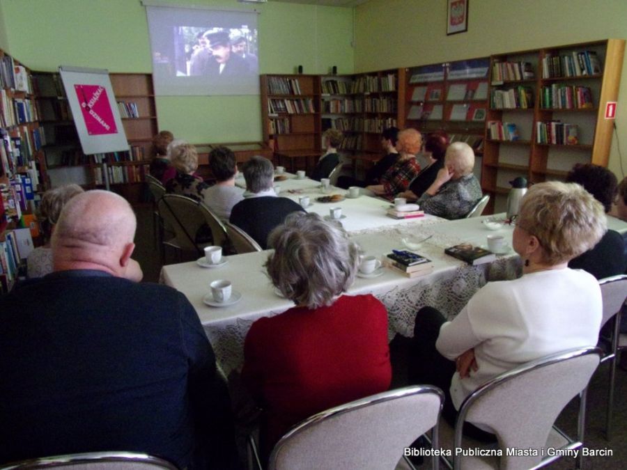 Uczestnicy spotkania oglądają projekcję związaną z omawianą książką