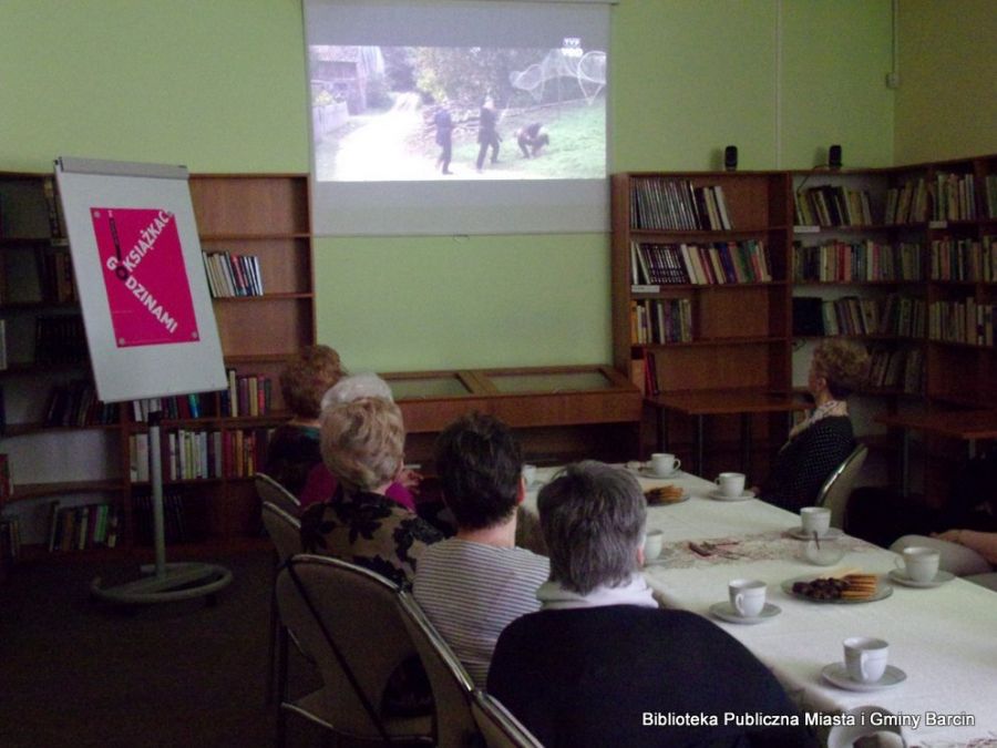 Uczestnicy spotkania oglądają projekcję związaną z omawianą książką