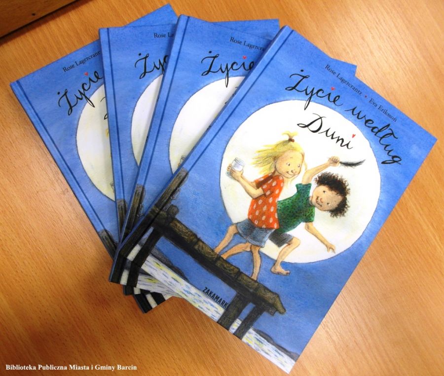 4 książki ułożone w wachlarz leżące na stole, na okładce widać dwie dziecięce postacie stojące na pomoście.
