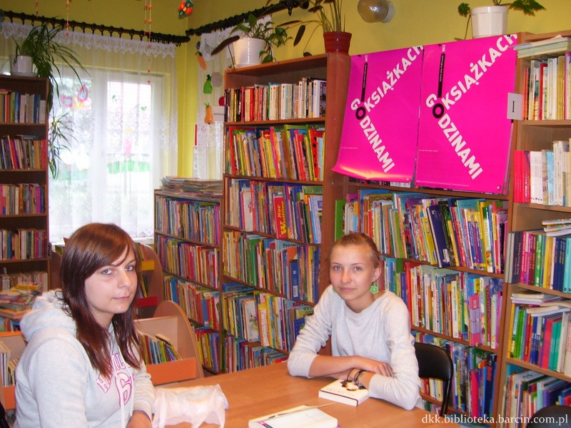 dwie uczestniczki spotkania przy stole na którym leżą książki