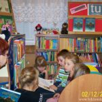4 dzieci i bibliotekarka oglądają ksaizki