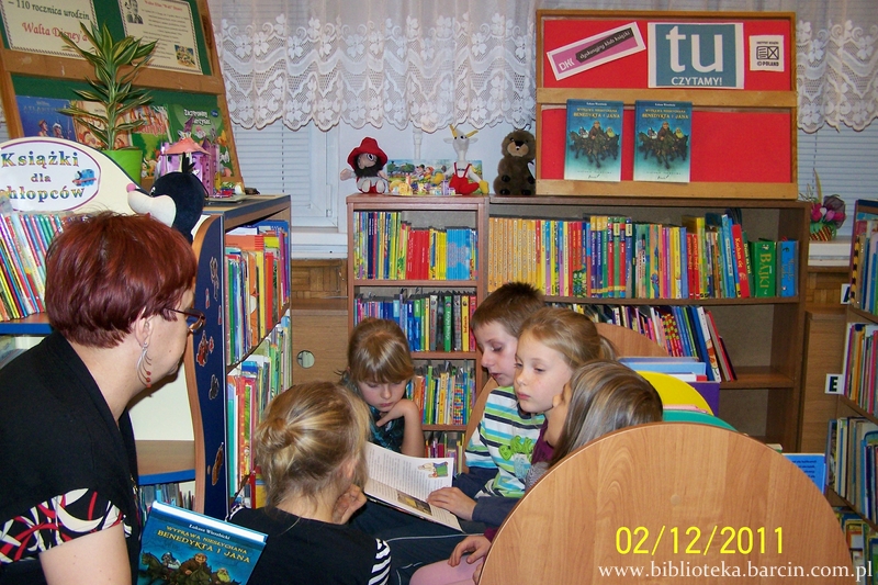4 dzieci i bibliotekarka oglądają ksaizki