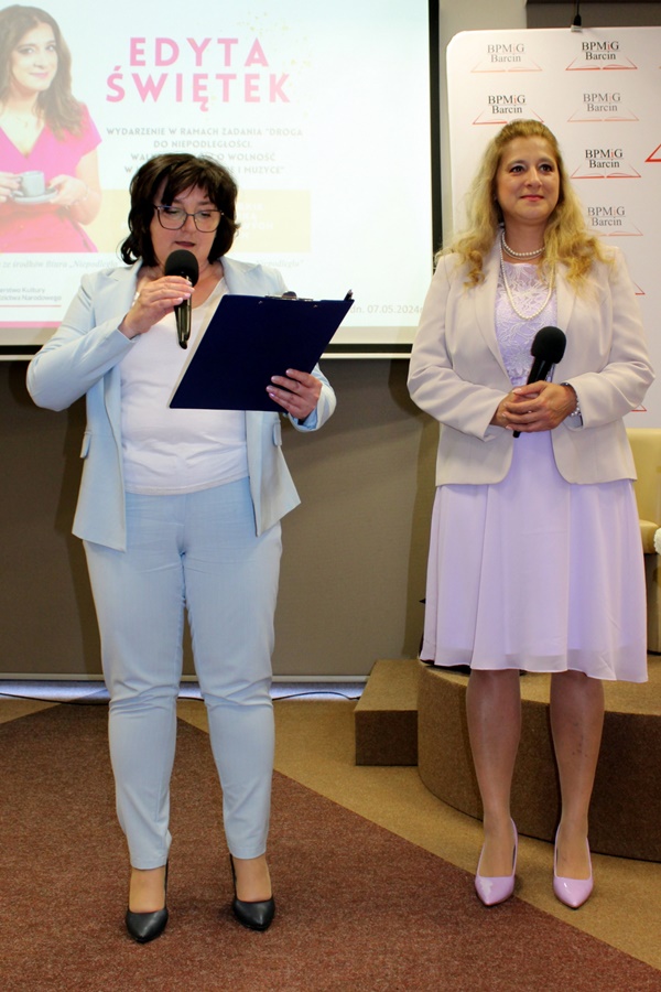 Stojące razem dwie kobiety, daną jest dyrektorka biblioteki Renata Grabowska, druga to zaproszona autorka Edyta Świętek
