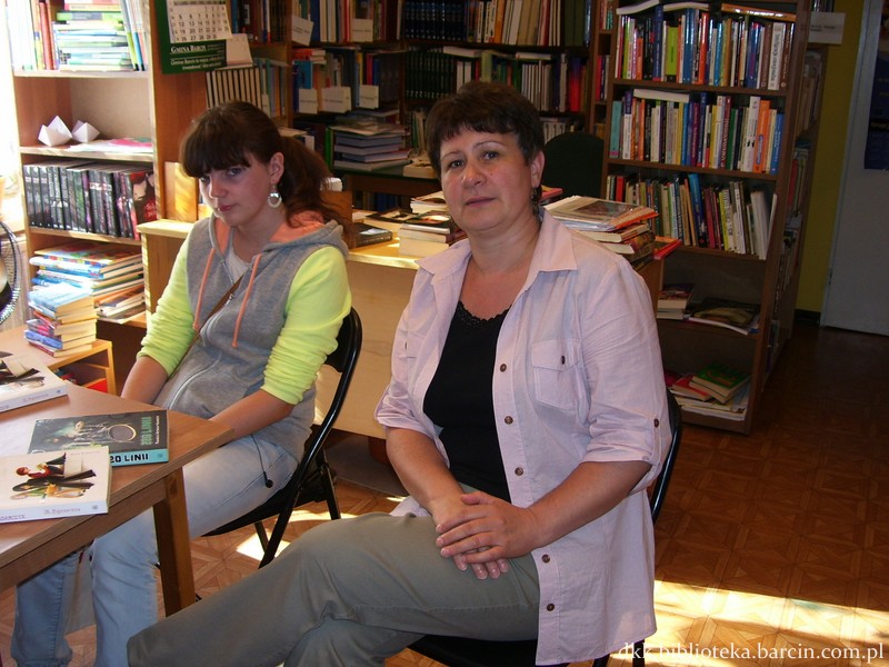 Bibliotekarka i jedna z uczestniczek spotkania siedzą przy stole