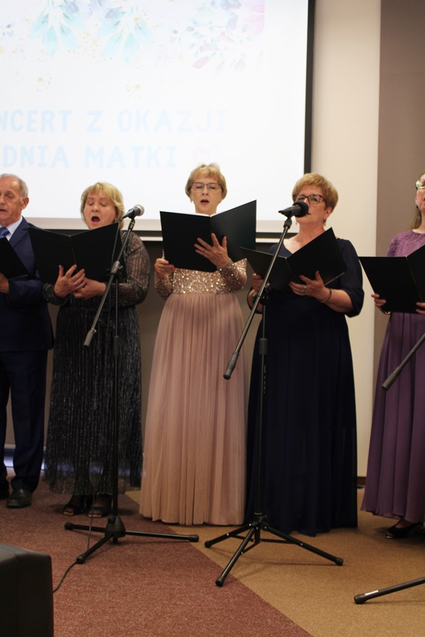 Część osób z chóru, 3 kobiety, jeden mężczyzna podczas śpiewu