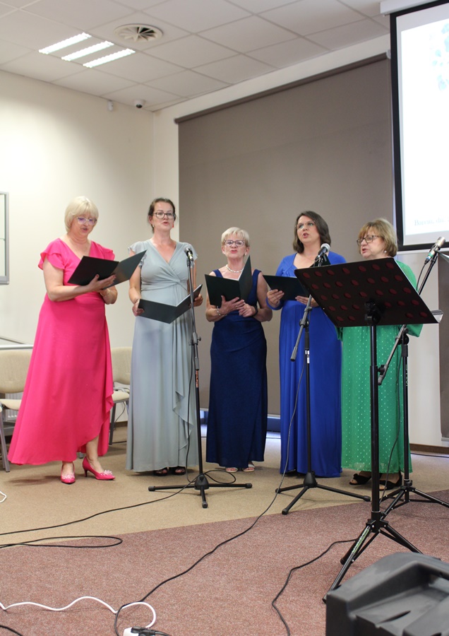 Część osób z chóru, 5 kobiet podczas śpiewu