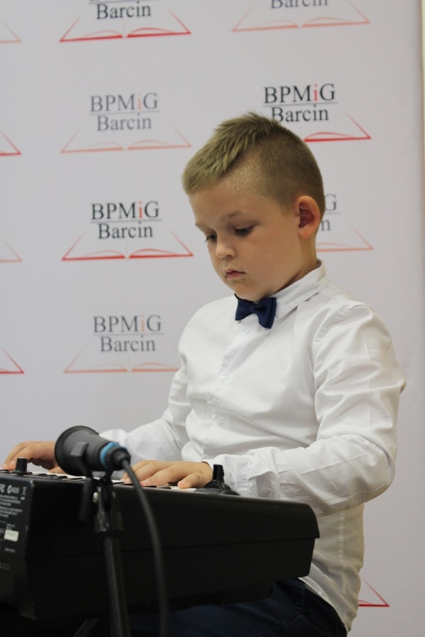 zbliżenie chłopca grającego na instrumencie klawiszowym