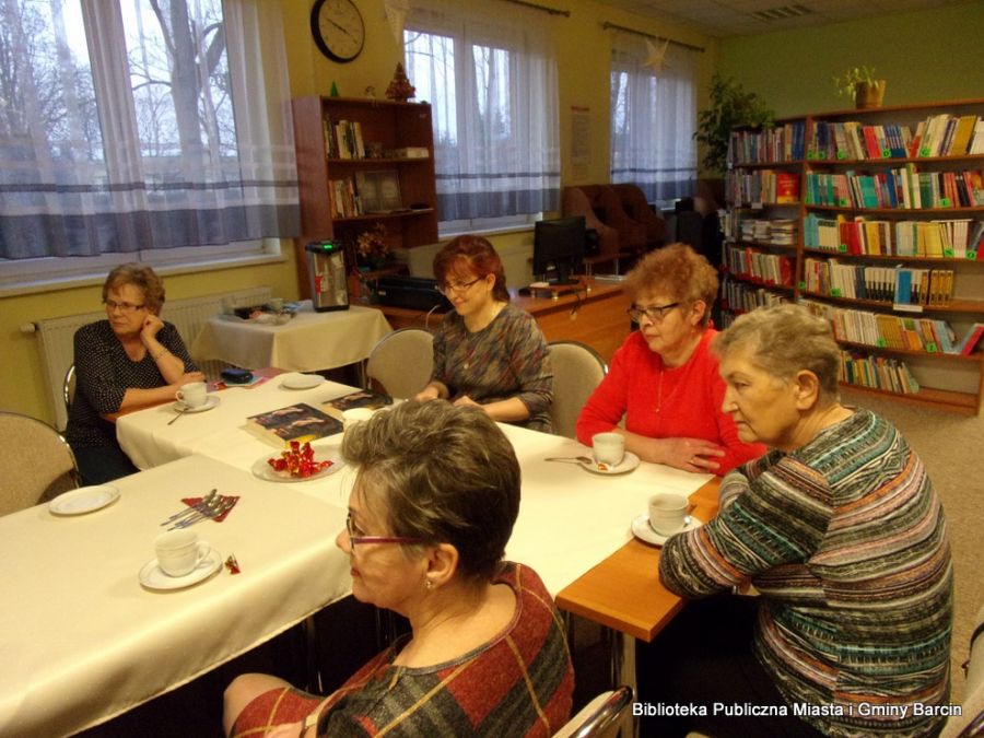 Uczestniczki spotkania z uwagą wysłuchują wypowiedzi jednej z osób.