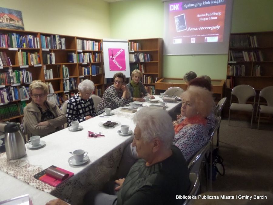 Uczestniczki spotkania popijając kawę i herbatę rozmawiają o książce.