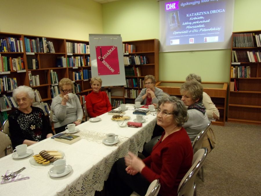 Uczestnicy spotkania popijając kawę i herbatę rozmawiają o książce.