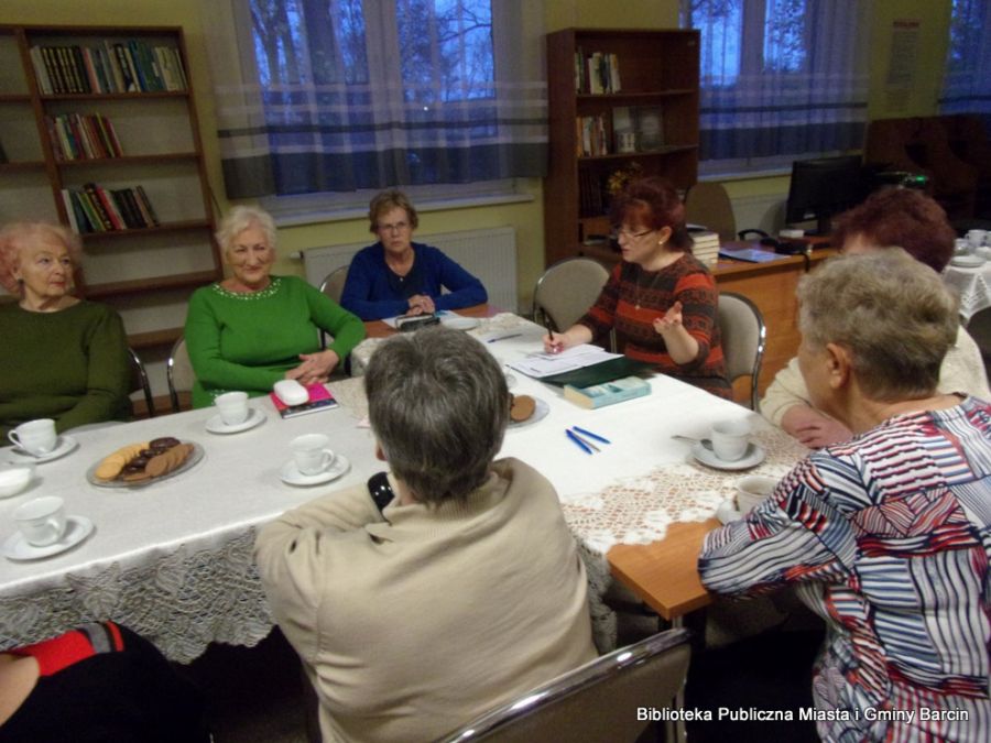 Uczestnicy spotkania siedzą przy stołach, moderator DKK rozpoczyna dyskusję.