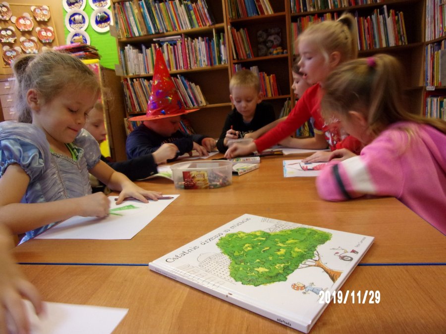 Grupa dzieci podczas pracy na zajęciach.