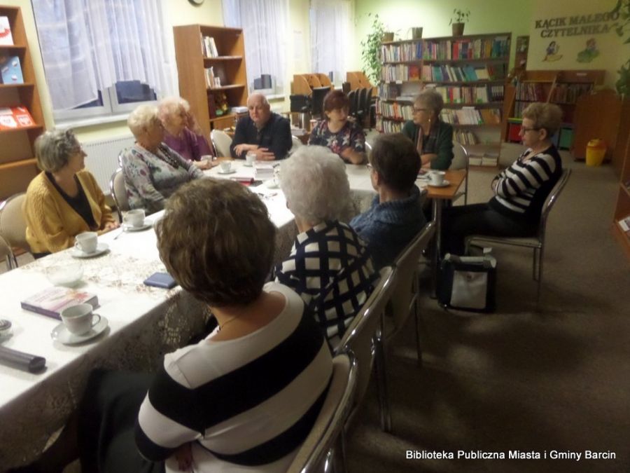 Uczestnicy dyskutują o książce.