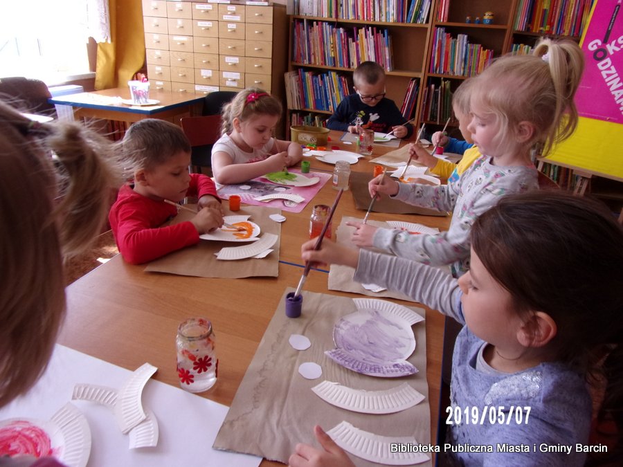 Dzieci w dalszym ciągu malują wycięte elementy.