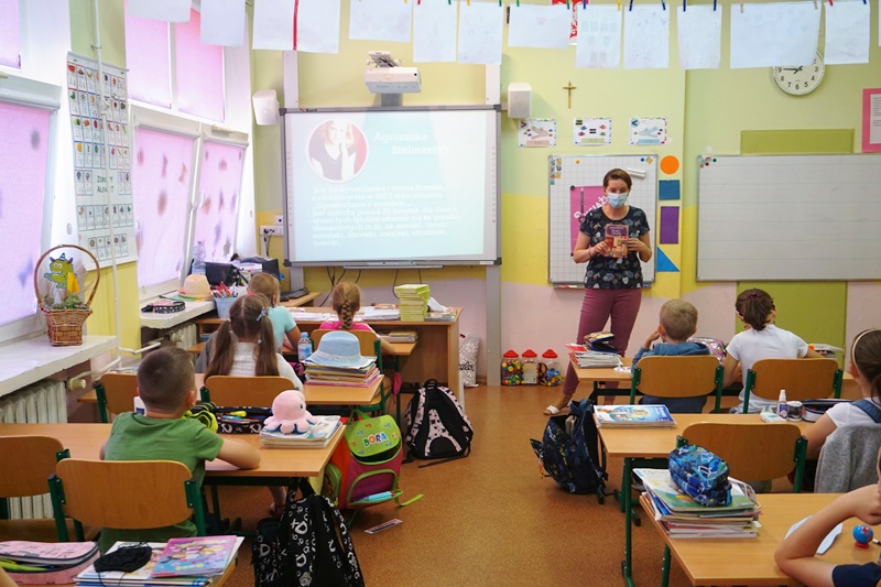 Pani bibliotekarka prezentuje dzieciom omawianą książkę.