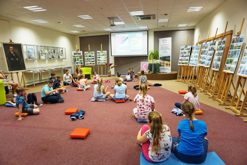 Dzieci słuchają pani bibliotekarki.