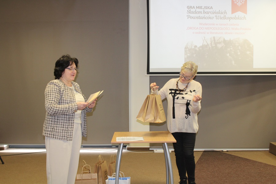 Dyrektorka biblioteki wyczytująca jednego z uczestników który ma podejść po nagrodę