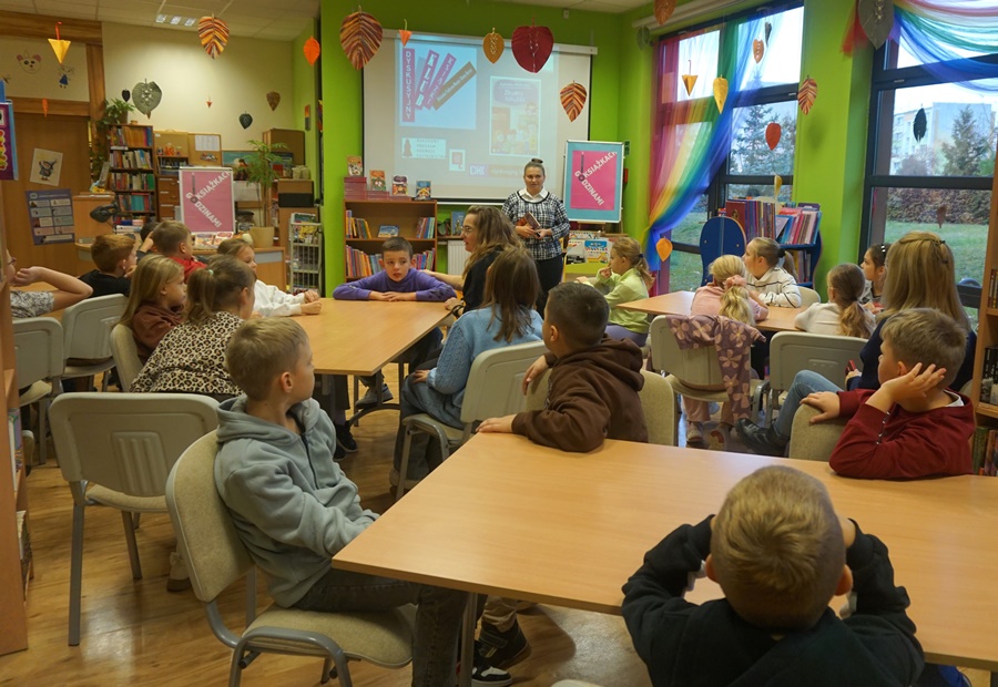 uczestnicy zajęć siedzą przy stołach